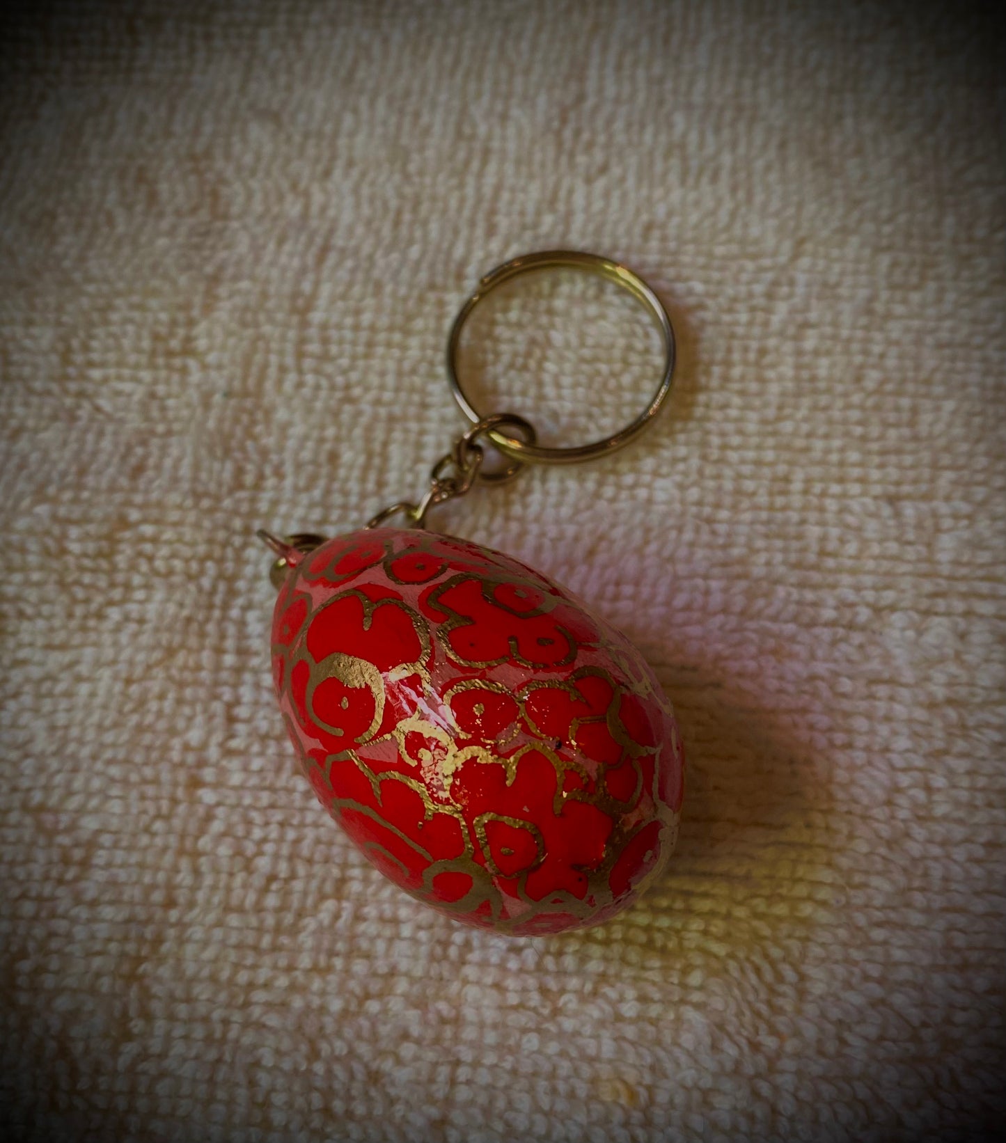 HANDCRAFTED PAPER MACHEE KEY CHAIN (RED)