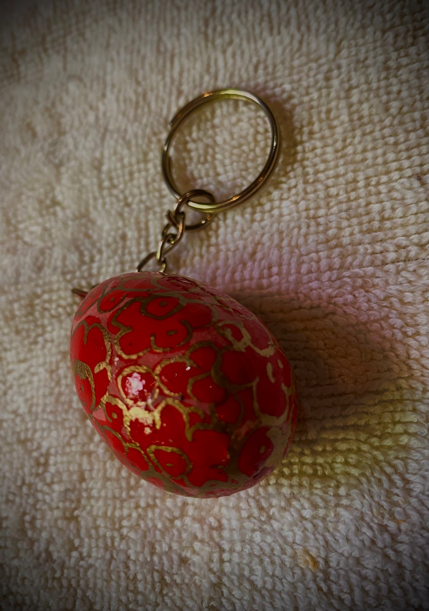 HANDCRAFTED PAPER MACHEE KEY CHAIN (RED)