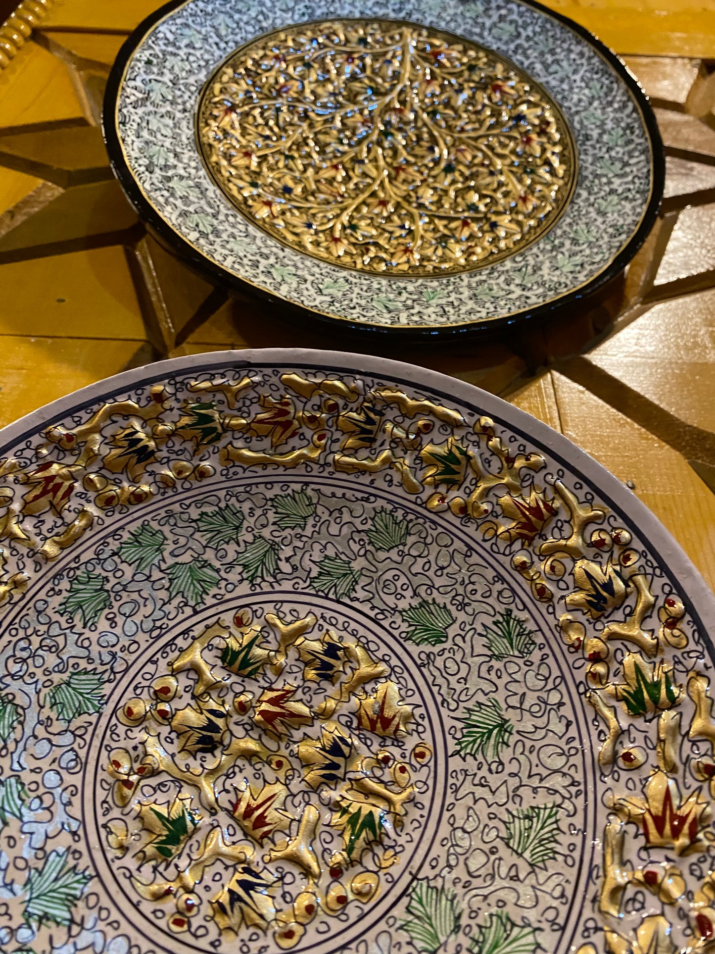Golriz (گلریز) WALL HANGING PLATE (WHITE)